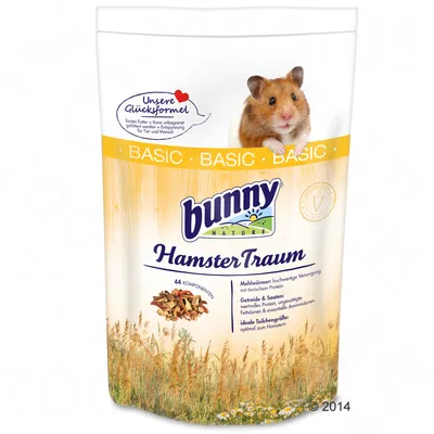 Förpackning med texten bunny nature HamsterTraum BASIC. Bild på hamster och foderblandning. Tysk text om ingredienser och näringsinnehåll synlig.