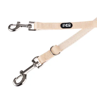 Beige Hundeleine mit zwei Metallkarabinern und einem ID-Zeichen auf dem Band.