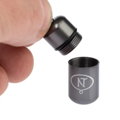 Metallbehälter mit Schraubverschluss, Logo 'NT' sichtbar. Gezeigt wird das Öffnen des Behälters durch Abschrauben des Deckels.
