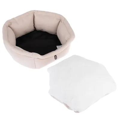 Beige huisdierenbed met zwarte binnenkant en afneembaar wit kussen. Zichtbaar label met logo.