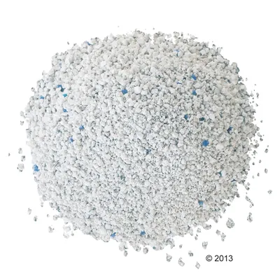 Lähikuva valkoisesta kissanhiekasta, jossa on sinisiä rakeita, © 2013.