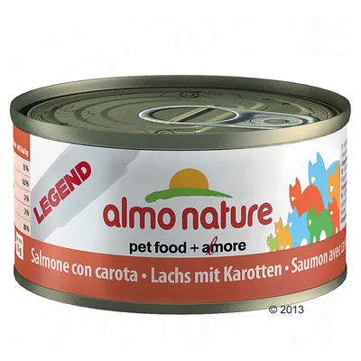Lata de comida para animais Almo Nature Legend, texto visível: 'Salmone con carota', 'Lachs mit Karotten', 'Saumon avec carottes', percentagens 15 %, 13 %, 2 %, 2 %, 80 %.