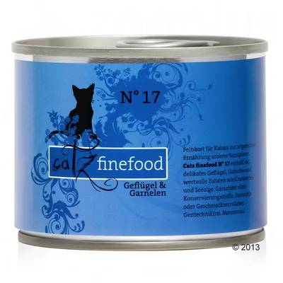 Conservă Catz finefood N° 17, Geflügel & Garnelen. Text în germană pe ambalaj. Fundal albastru cu siluetă de pisică neagră și elemente decorative.