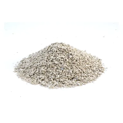 Grămadă de granule absorbante de culoare deschisă, potrivite ca nisip pentru litiera pisicilor. Material granular vizibil, fără ambalaj sau alte elemente distinctive.