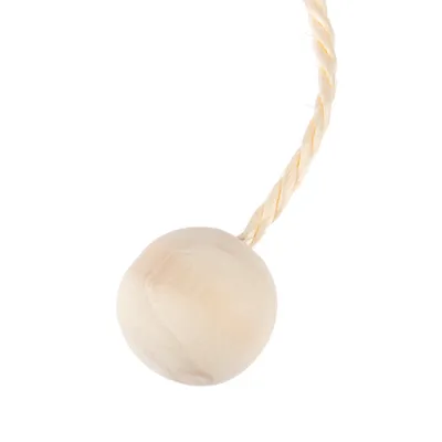 Bola de madera en cuerda trenzada, adecuada como juguete o accesorio.