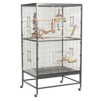 Großer Vogelkäfig aus Metall mit zwei Ebenen, Holzstangen, Spielzeug und Futterbehältern. Käfig auf Rollen für einfache Bewegung.