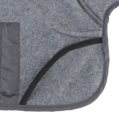 Detailaufnahme einer grauen Filzdecke mit elastischem Band und verstärktem Rand.
