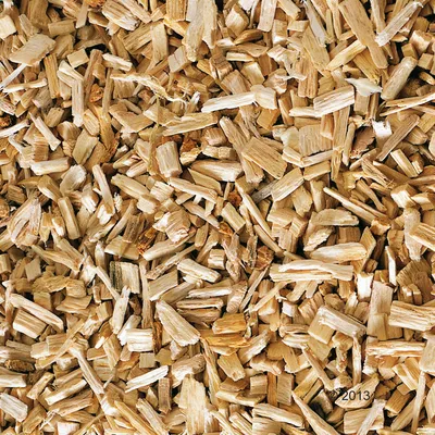 Nahaufnahme von Holzspänen, geeignet als Einstreu oder Dekoration. Sichtbar sind helle, naturbelassene Holzstücke in verschiedenen Grössen.