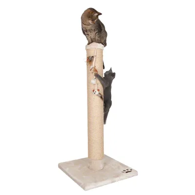 Kradsetræ med sisalstamme, firkantet bundplade og to katte. Hængende legetøj fastgjort til stammen. Poteaftryk synligt på bundpladen.