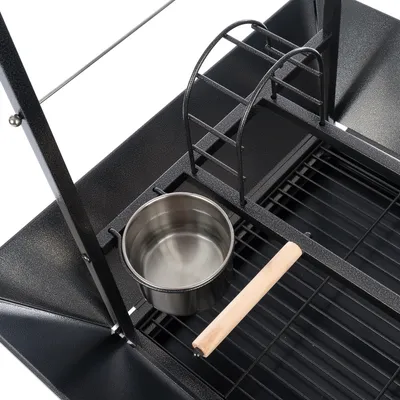 Detailansicht eines Metallgestells mit Edelstahlnapf und Holzgriff, geeignet für Grill- oder Kochzubehör.