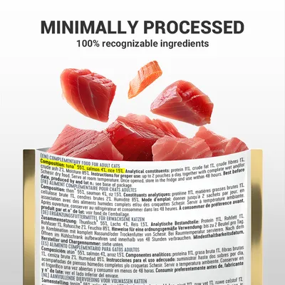 Tekst: MINIMALLY PROCESSED, 100% recognizable ingredients. Sastav: tuna 55%, losos 4%, riža 15%. Prikaz komadića sirove ribe iznad pakiranja s deklaracijom na više jezika.