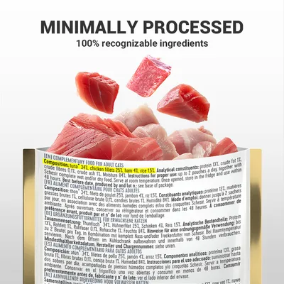 Felül: MINIMALLY PROCESSED, 100% recognizable ingredients. Alul összetevők angolul kiemelve: tuna 34%, chicken fillets 25%, ham 4%, rice 15%. Nyershúsdarabok a doboz felett.