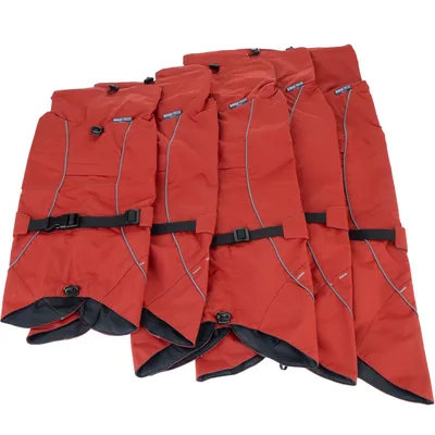 Rote Hundemäntel mit reflektierenden Streifen und verstellbaren Gurten, Marke 'Nomad Tales'.