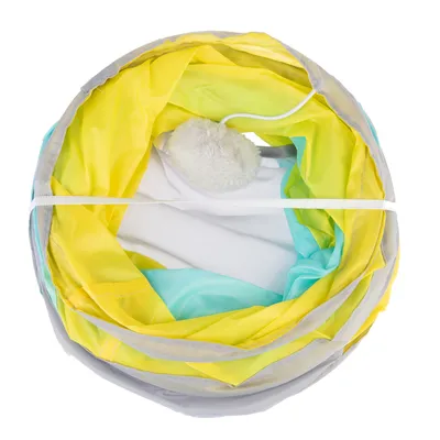 Zusammengefaltetes Spieltunnel aus gelbem, blauem und grauem Stoff mit weissem Plüschball an einer Schnur.