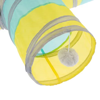 Spielzeug-Tunnel aus gelbem und blauem Stoff mit grauen Rändern, ausgestattet mit einer hängenden Plüschkugel am Eingang.