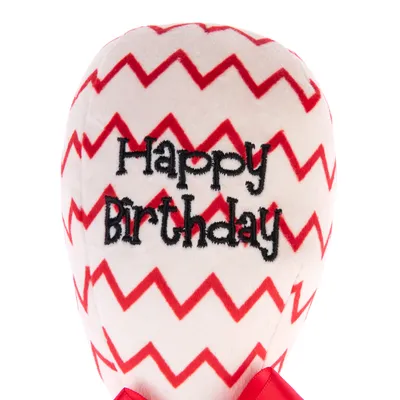 Texte brodé : Happy Birthday. Le texte est en anglais.