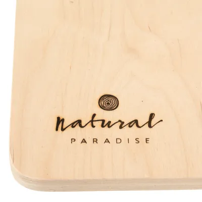 Natural Paradise Logo auf Holzoberfläche.