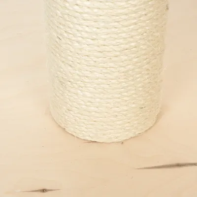 Detailní záběr na sisalové lano, béžová barva, na dřevěném podkladu. Materiál pro škrabadla nebo jiné chovatelské produkty.