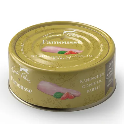 Terra Felis Famousse Kanin, 100 % Human Grade-kvalitet, bild av köttbit med grönsaker på en gyllene burk. Terra Felis Famousse Kanin, 100 % Human Grade-kvalitet, bild av köttbit med grönsaker på en gyllene burk.
