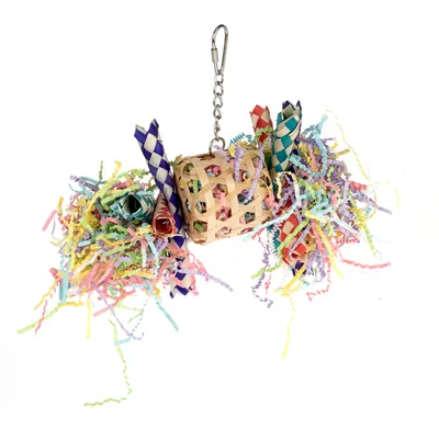 Jouet suspendu en osier avec chaîne métallique, décoré de bandes et franges en papier multicolore tressé. Convient pour cage ou volière, matériaux visibles : métal, osier, papier.