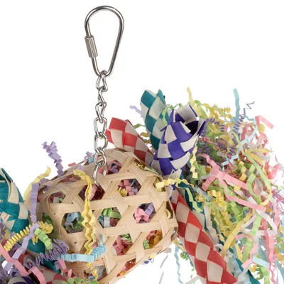 Jouet suspendu en métal et bois tressé avec chaînes, boules et rubans multicolores en papier. Mousqueton métallique visible pour fixation.