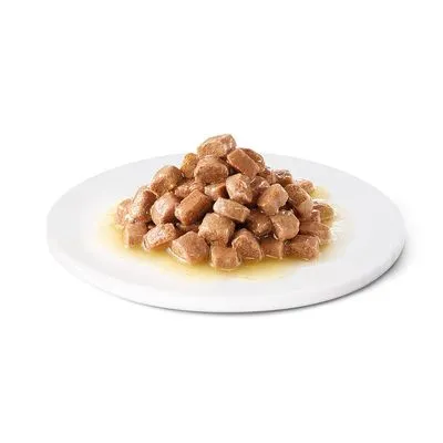 Portie natvoer in stukjes met saus op een wit bord, zonder zichtbare merknaam of verpakking.