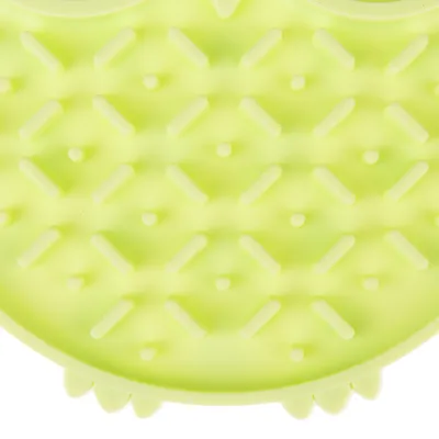 Nærbillede af en gul, struktureret overflade med knopper og riller. Materiale af plast.