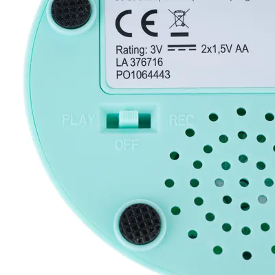 Partea din spate a unui dispozitiv cu marcaj CE, comutator pentru Play, Rec și Off, funcționare pe baterii 3V, 2x1,5V AA, număr model LA 376716, PO1064443.