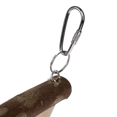 Detailaufnahme eines Karabinerhakens aus Metall, befestigt an einem Holzstück mit Metallring.