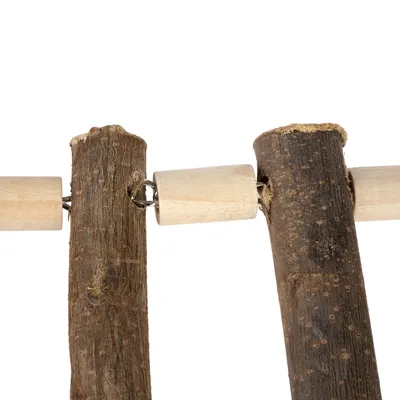 Holzspielzeug aus Naturholz mit Metallverbindungen, geeignet für Kleintiere. Enthält mehrere Holzstücke verbunden durch Metallringe.