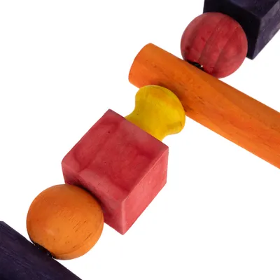 Jouet composé de perles et formes géométriques en bois coloré, éléments rouges, jaunes, orange et violets visibles.