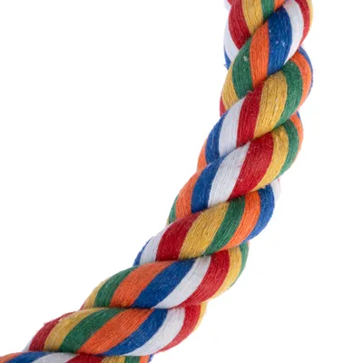 Corde torsadée multicolore en tissu avec bandes rouges, jaunes, vertes, bleues et blanches, vue rapprochée du jouet sans marque visible.
