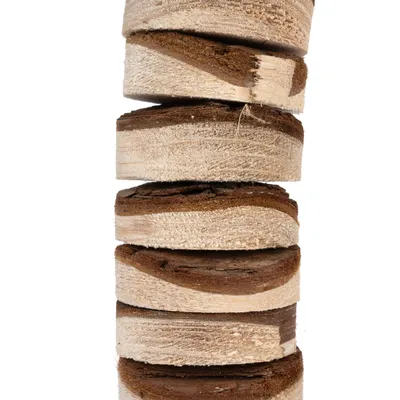 Tranches épaisses de bois empilées, montrant la texture naturelle et les cernes du bois. Aucun texte ou marque visible.