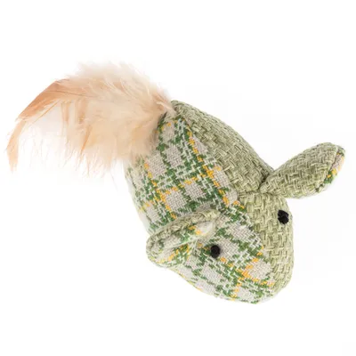 Jouet pour chat en forme de souris, tissu tressé vert à motifs jaunes et blancs, oreilles en tissu, queue en plume beige visible.