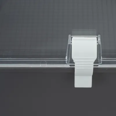 Detaljan prikaz prozirnog poklopca s bijelim plastičnim zatvaračem.
