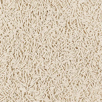 Close-up of white, elongated litter particles. Suitable for describing the structure or material properties of the product.