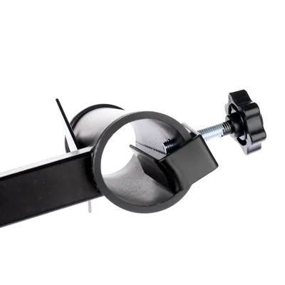 Schwarze Metallhalterung mit Schraubmechanismus und rundem Befestigungsring, geeignet für Montagezwecke.