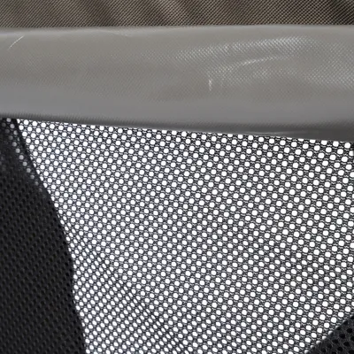 Close-up van zwart netmateriaal met grijs kunststof frame, geschikt voor dierenaccessoires of transportproducten.