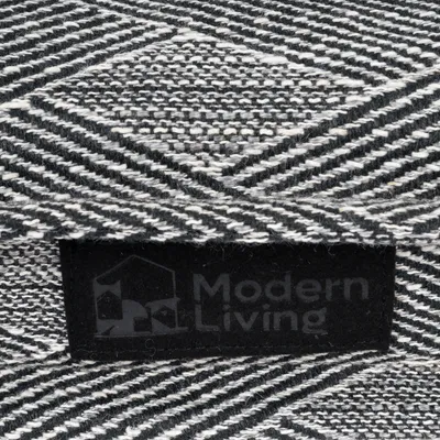 Modern Living. Label auf schwarz-weiss gemustertem Stoff.