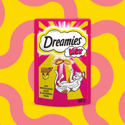 Dreamies Mix, 60g. S slastnim sirom in okusno govedino. Embalaža prikazuje igrivo mačko ter ilustracije sira in krave.