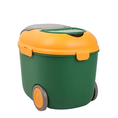 Contenedor de comida verde y naranja con ruedas, apto para almacenar alimento para mascotas. Tapa con cierre y asa visible.
