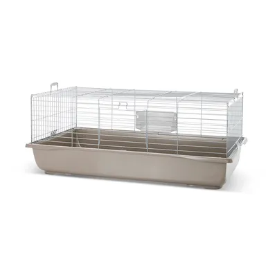 Jaula para pequeños animales con paredes de rejilla metálica y bandeja de plástico marrón, forma rectangular, apertura lateral de la puerta visible.