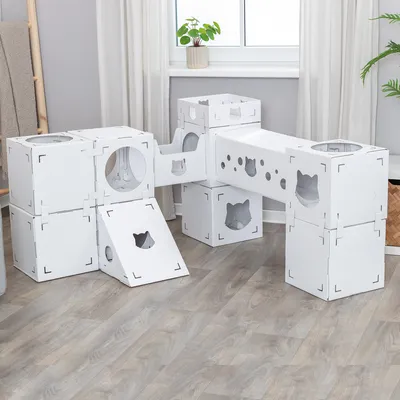 Модульная белая игровая и укрывающая система из картона с несколькими кубами, рампами и проходами. Подходит для домашних животных для игры и исследования.