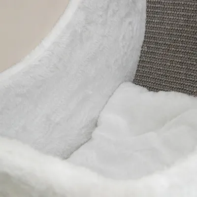 Primo piano di materiale peluche bianco e morbido combinato con tessuto grigio. Adatto per descrivere materiale e comfort.