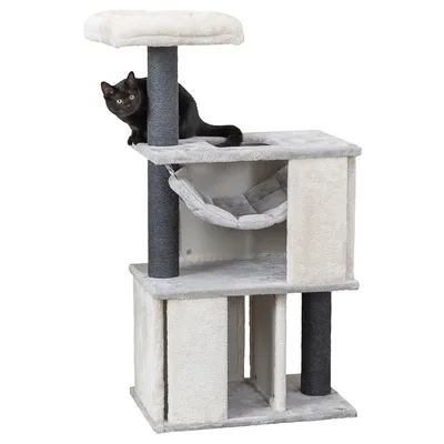 Rascador para gatos de varios niveles en gris y beige, con postes forrados, plataforma superior acolchada y hamaca central. Un gato negro está subido en la estructura.