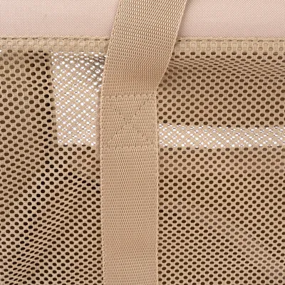 Gros plan sur une maille en tissu beige avec sangle renforcée, détail d’un sac ou panier pour animaux. Matériau : tissu et maille synthétique.