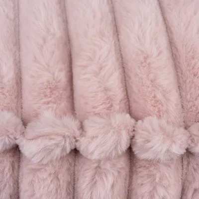 Nahaufnahme von rosa, flauschigem Material mit Streifenmuster. Weiche Textur sichtbar.