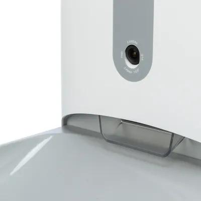 Detailní záběr kamery s nápisem 'Camera' a technickými údaji: 2,46 mm, 1/2,8. Pod ní je průhledná miska.