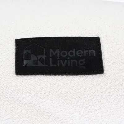 Modern Living. Logotipo negro sobre tela blanca.