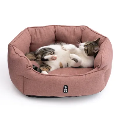 Rosa Katzenbett mit Tiaki-Logo, Katze liegt entspannt darin.